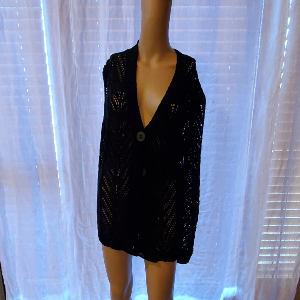 BLACK SWEATER BUTTON UP